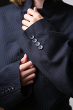 Cargar imagen en el visor de la galería, BLAZER JIN - TALLA S - AZUL MARINO RAYAS
