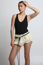 Cargar imagen en el visor de la galería, MINI SHORTS BURU - UNITALLA - HUESO SATINADO

