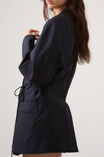 Cargar imagen en el visor de la galería, BLAZER KIMONO - TALLA L - AZUL MARINO RAYA DIPLOMÁTICA
