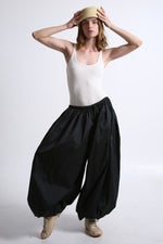 Cargar imagen en el visor de la galería, PANTALÓN SAORI - UNITALLA - NEGRO SATINADO
