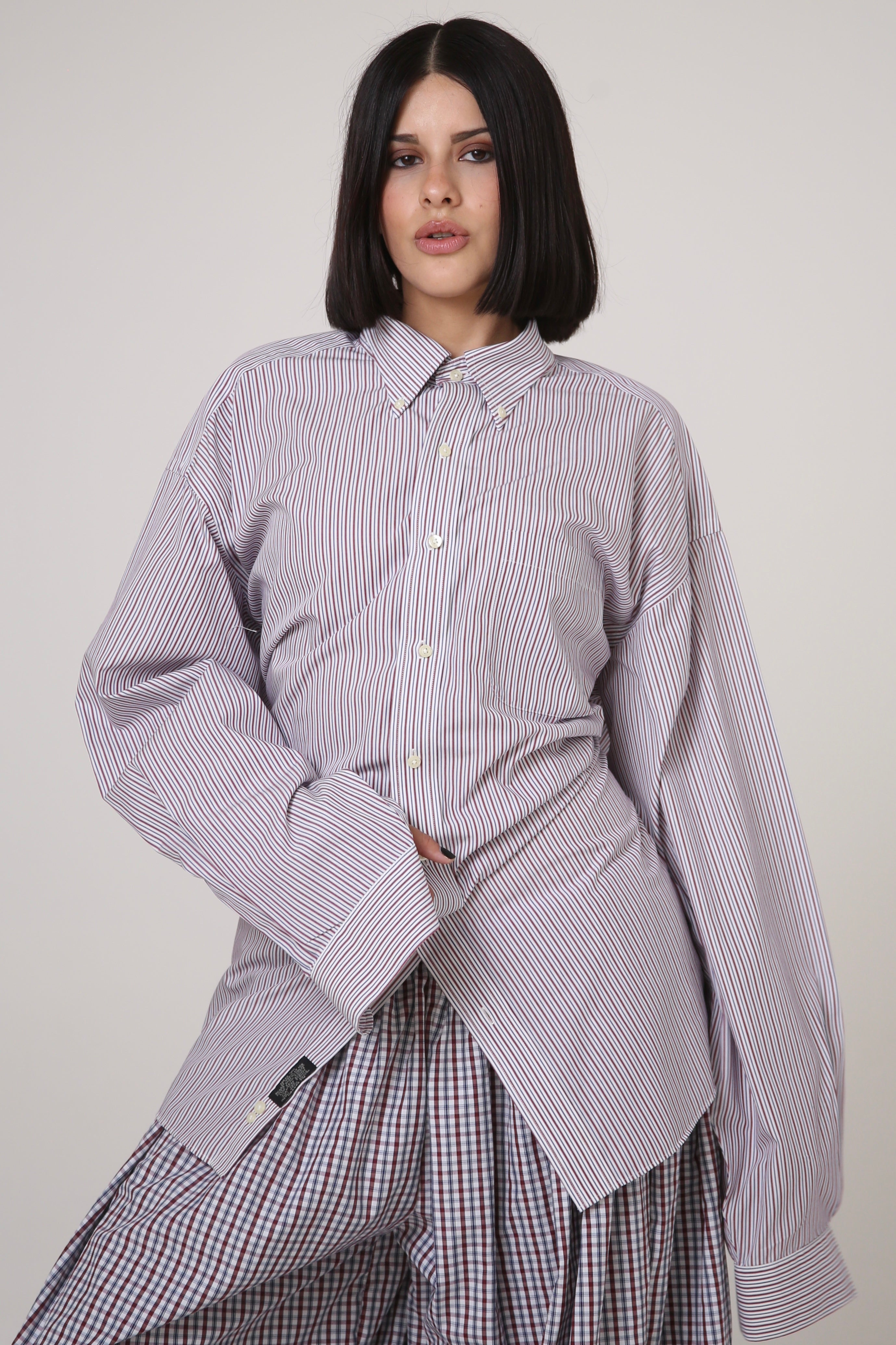 CAMISA YUNA - TALLA M - RAYAS AZULES Y ROJAS