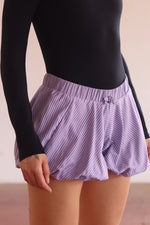 Cargar imagen en el visor de la galería, SHORTS SAORI - TALLA S-M - MORADO RAYAS BLANCAS
