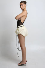Cargar imagen en el visor de la galería, MINI SHORTS BURU - UNITALLA - HUESO SATINADO
