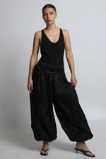 Cargar imagen en el visor de la galería, SAORI PANTS - UNITALLA - NEGRO SATINADO
