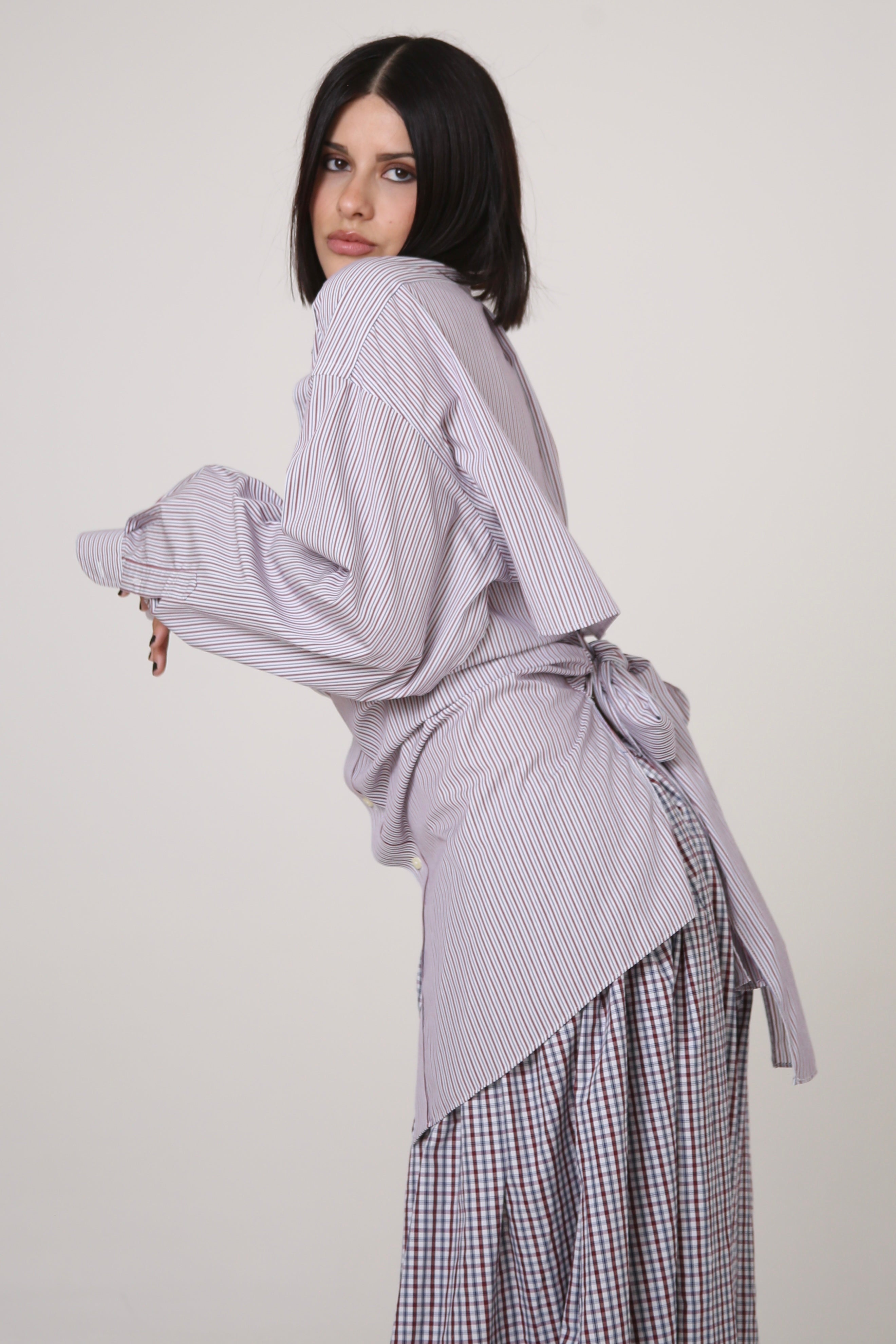 CAMISA YUNA - TALLA M - RAYAS AZULES Y ROJAS