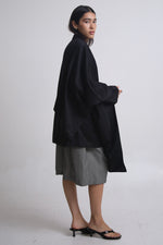 Cargar imagen en el visor de la galería, BLAZER CAPA - NEGRO - TALLA M
