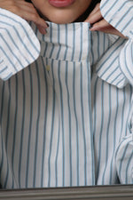 Cargar imagen en el visor de la galería, CAMISA NEKKU - TALLA M - BLANCA RAYS AZULES
