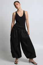Cargar imagen en el visor de la galería, SAORI PANTS - UNITALLA - NEGRO SATINADO
