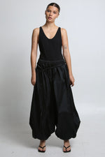 Cargar imagen en el visor de la galería, SAORI PANTS - UNITALLA - NEGRO SATINADO
