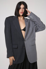 Cargar imagen en el visor de la galería, BLAZER DU - TALLA S - MITAD GRIS CLARO y GRIS OSCURO RAYA DIPLOMÁTICAS
