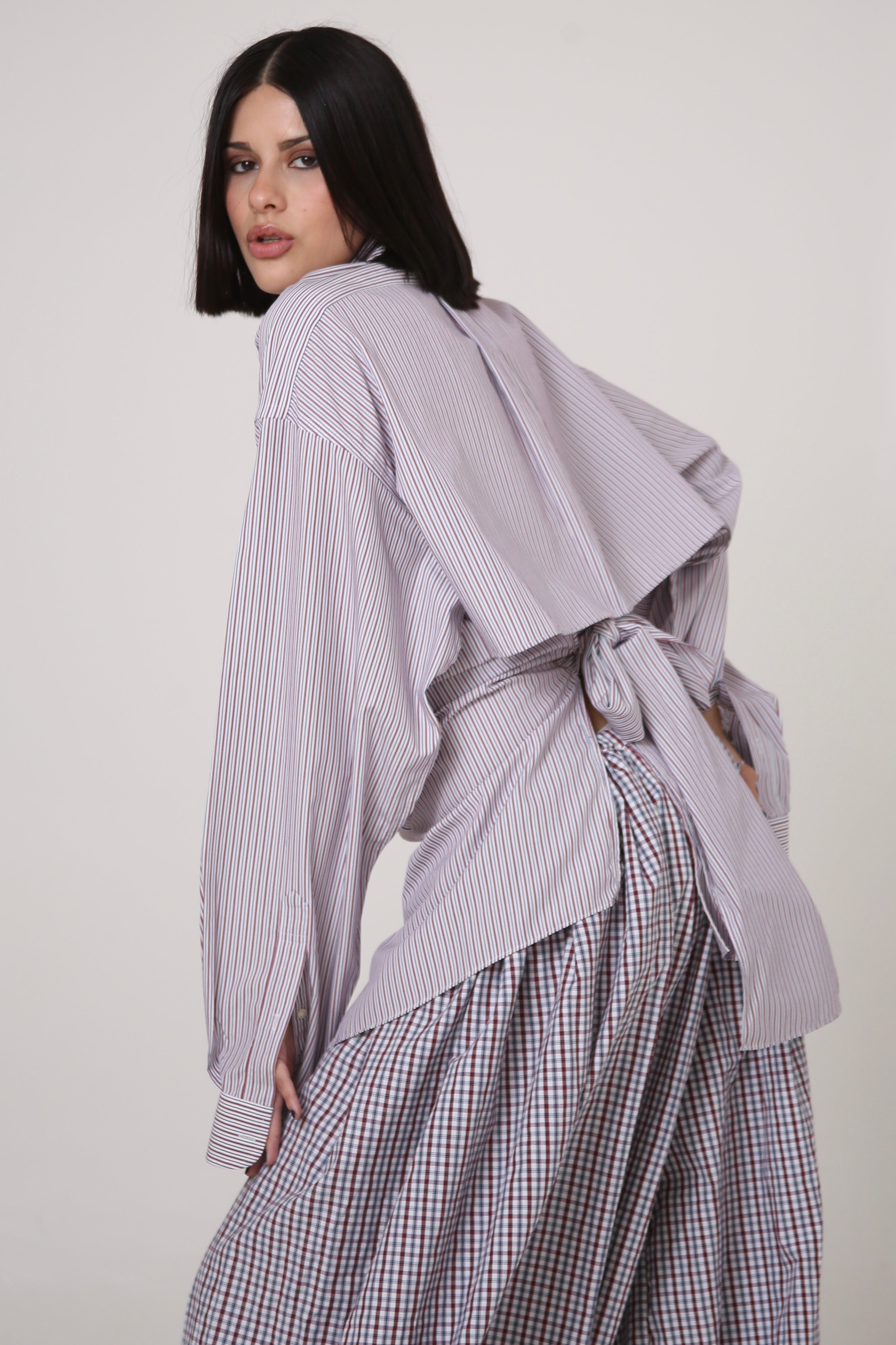 CAMISA YUNA - TALLA M - RAYAS AZULES Y ROJAS