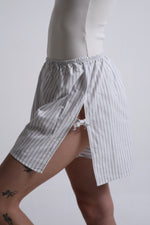 Cargar imagen en el visor de la galería, SHORTS NUNO - UNITALLA - BLANCO RAYAS AZULES
