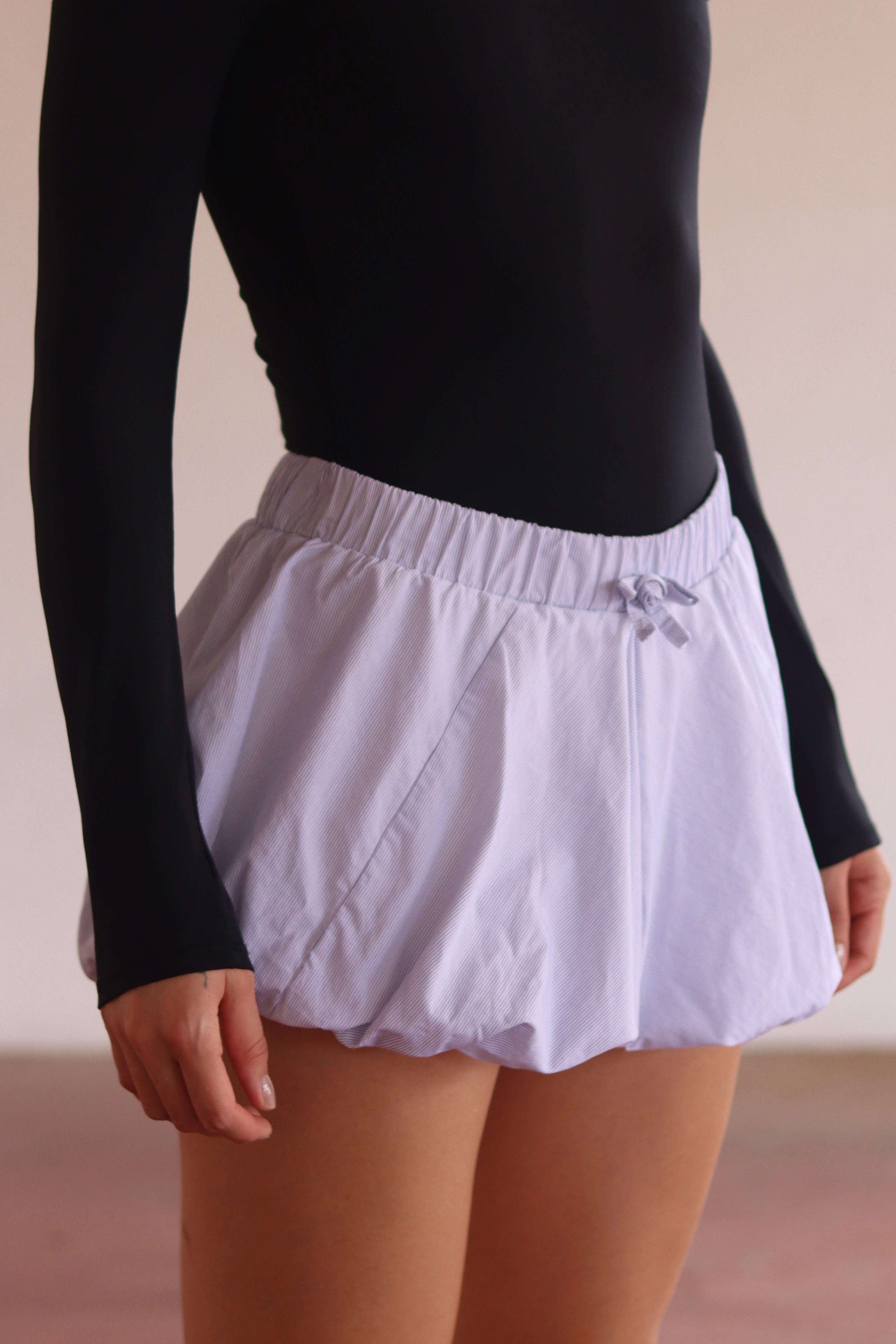 SHORTS SAORI - TALLA S-M - BLANCOS CON RAYAS AZULES