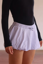 Cargar imagen en el visor de la galería, SHORTS SAORI - TALLA S-M - BLANCOS CON RAYAS AZULES
