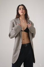 Cargar imagen en el visor de la galería, BLAZER KURO - TALLA L - BEIGE
