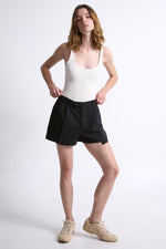 Cargar imagen en el visor de la galería, MINI SHORTS - TALLA M - NEGROS TEXTURA RAYAS
